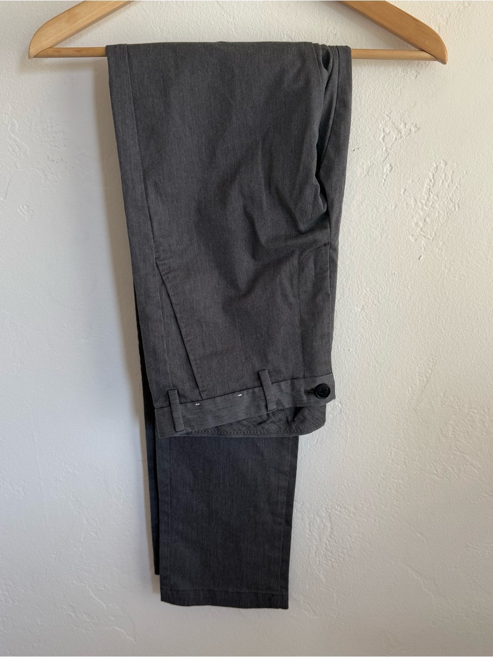 Uniqlo men’s gray straight leg pants 30x34